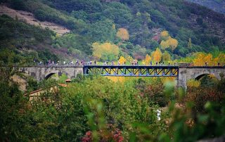 Senderistas sobre el Puente de Hierro en Hervás